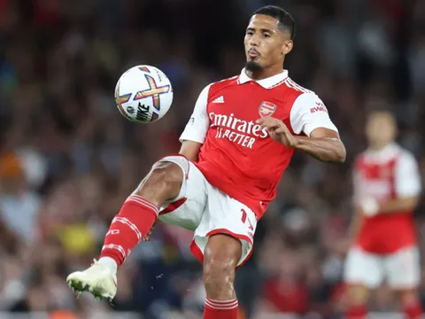 "Saliba còn một chặng đường dài phía trước để bắt kịp Van Dijk"