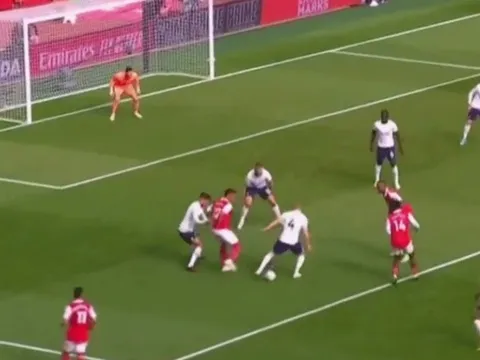 Saliba khiến đối thủ bẽ mặt