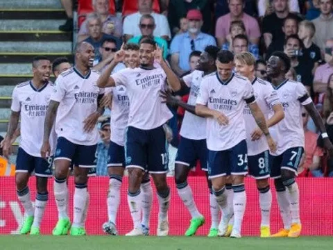 Saliba lập siêu phẩm, Arsenal chiếm đóng ngôi đầu Premier League