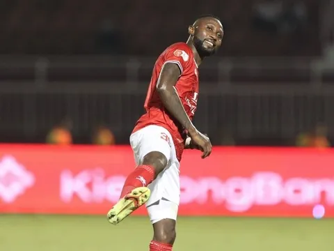 Samson sắm vai người hùng của CLB TP.HCM