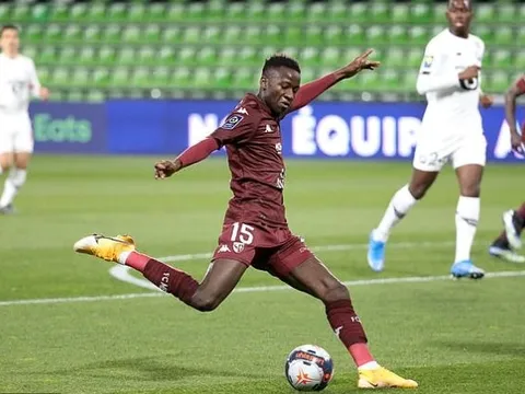 Săn đón 'quái vật tuyến giữa' của Metz, Man Utd giành 'pole'