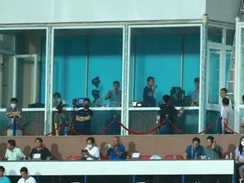 Sân Việt Trì không thể cử hành quốc ca vì gặp sự cố âm thanh