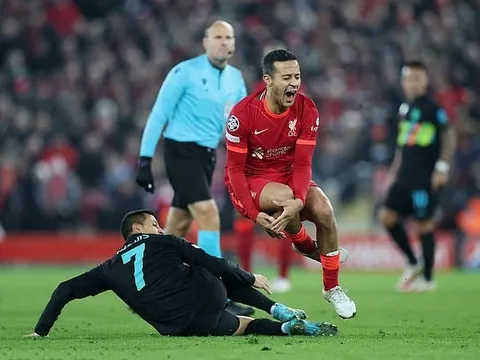 “Sanchez may mắn khi không bị thẻ đỏ trong hiệp một”
