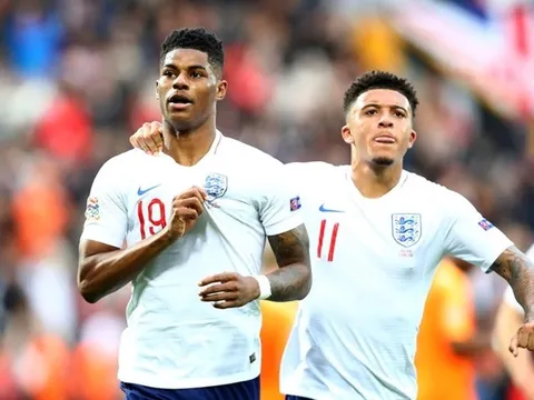 Sancho "đu đưa" với Rashford, NHM MU hẳn sẽ mơ về tuyến đầu trong mơ