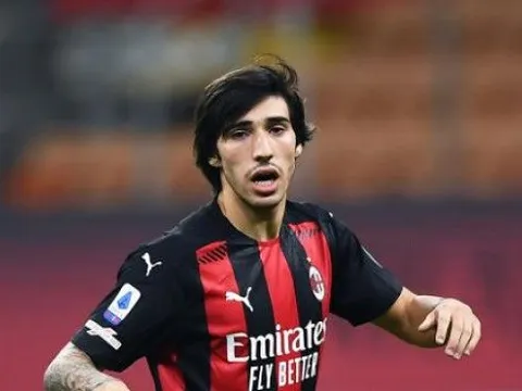 Chi 25 triệu euro, Milan có ngay bản hợp đồng đầu tiên