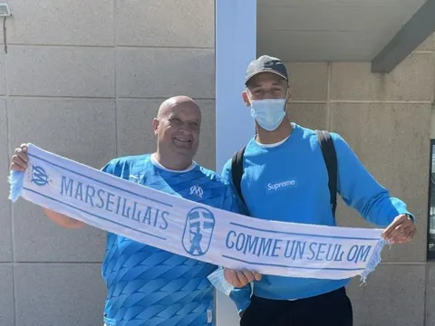 Sao Arsenal đặt chân đến Marseille, chuẩn bị kiểm tra y tế
