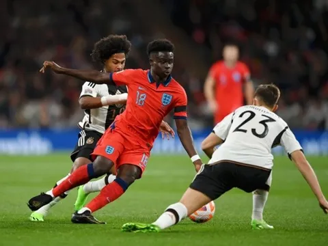 Sao Arsenal được khen ngợi khi gây hỗn loạn cho tuyển Đức