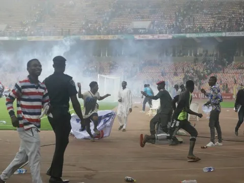 Sao Arsenal ghi bàn loại Nigeria khỏi World Cup, CĐV nổi điên tràn vào sân đập phá