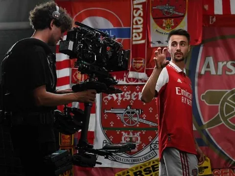 Sao Arsenal tạo dáng, sắm vai model trong buổi shooting mùa giải mới