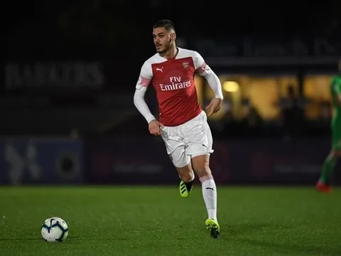 Sao Arsenal tuyên bố cửa ra đi, 'Mắt kim cương' mừng húm