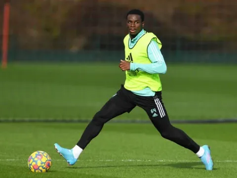 Sao Arsenal vẫn ở lại CLB dù đã hoàn tất hợp đồng cho mượn