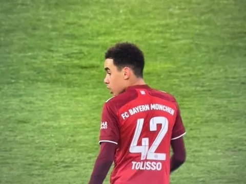 Sao Bayern gây cười vì mặc áo có tên đồng đội