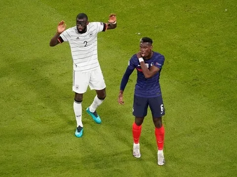 Sao Chelsea 'cắn' từ phía sau, Pogba đau đớn mách trọng tài biên