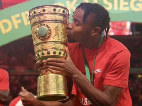 Sao hàng hot khiến Man Utd muối mặt