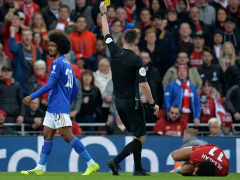 Sao Leicester bị lăng mạ, Liverpool lại khổ?