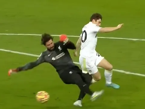 Sao Liverpool cứu Alisson khỏi Daniel James, chạy từ sân nhà ghi bàn