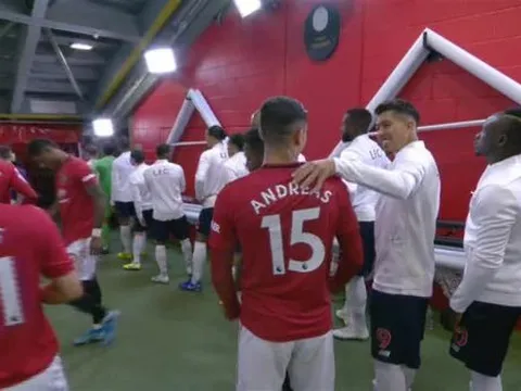 Sao Liverpool - Man Utd ôm nhau, NHM nghĩ gì?