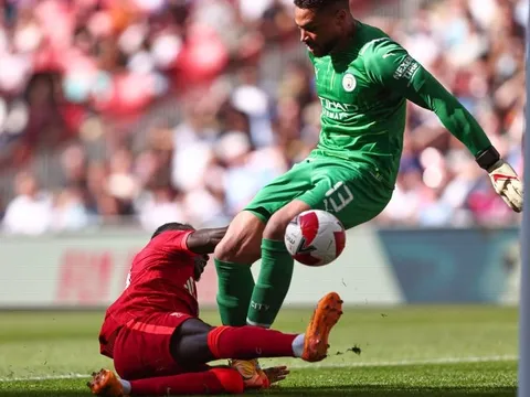 Sao Liverpool tiết lộ cách đưa thủ thành Man City vào bẫy