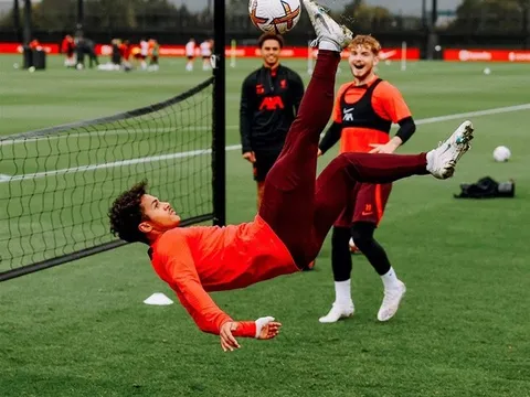 Sao mai Liverpool khiến đồng đội tròn xoe mắt, há hốc mồm kinh ngạc