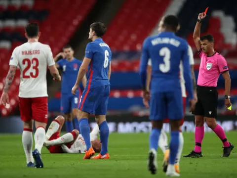 Sao Man Utd lãnh thẻ đỏ, ĐT Anh bất ngờ ngã ngựa trước Đan Mạch