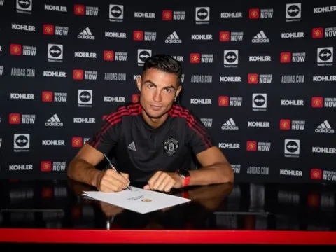 Sao Man Utd phẫn nộ vì Solskjaer ký hợp đồng với Ronaldo?