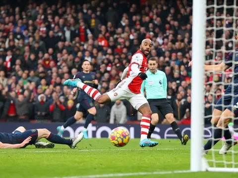 Sao M.U lập kỷ lục; Arsenal với khẩu pháo "xịt"