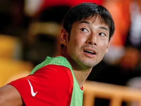 Sao Nhật Bản nhận thẻ đỏ chỉ sau 20 giây ra mắt CLB mới