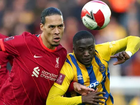 Sao Shrewsbury Town tiết lộ điều bất ngờ về Van Dijk