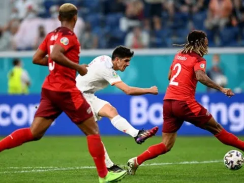 Sao TBN nổi điên sau pha hỏng ăn khó tin