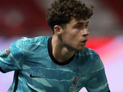 Sao trẻ Liverpool bị CĐV nhà chửi bới, Van Dijk nói chuyện an ủi