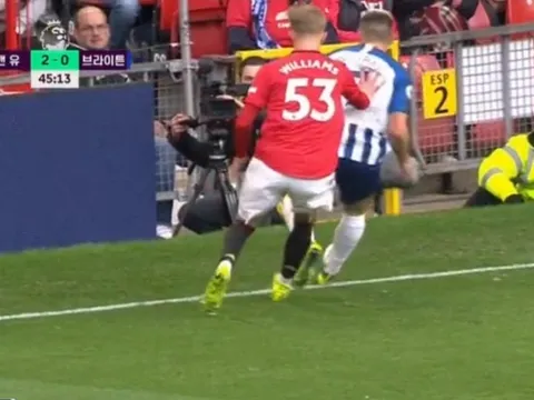 Sao trẻ Man Utd tiếp tục đẩy cầu thủ đối phương ra khỏi sân