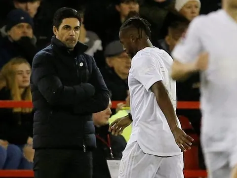 Sao trẻ ném găng tay phản đối Arteta trong ngày Arsenal nhận cú sốc