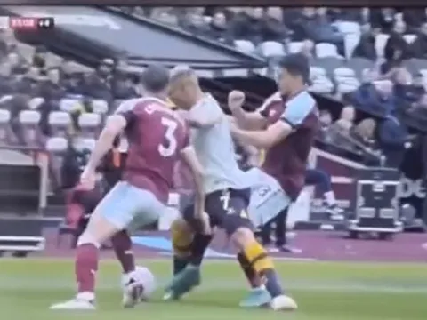 Sao Ngoại hạng Anh tái hiện hình ảnh xấu chơi của Ronaldo