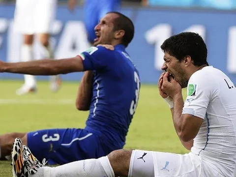 Sắp trở thành đồng đội, Suarez gọi ngay cho Chiellini