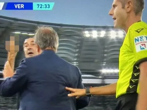Sarri giơ 'ngón tay thối' về phía đối thủ