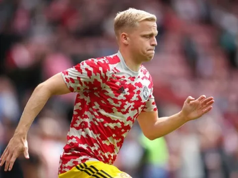 Xác nhận M.U không đăng ký Fred, cơ hội cho Van de Beek