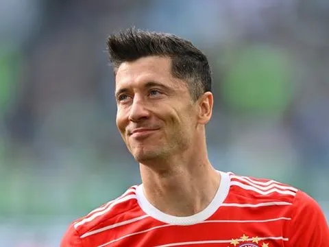 Đại diện Lewandowski yêu cầu Laporta giải thích