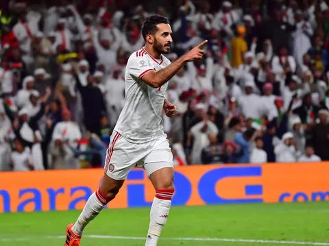 HLV nói gì khi 'sát thủ' UAE vượt mặt Messi?