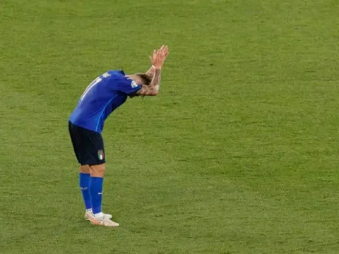 'Sát thủ' Ý cúi đầu chắp tay sau khi hỏng ăn một loạt cơ hội