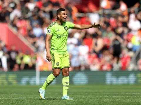 Casemiro bị trung vệ Southampton xỏ háng sau 4 phút vào sân