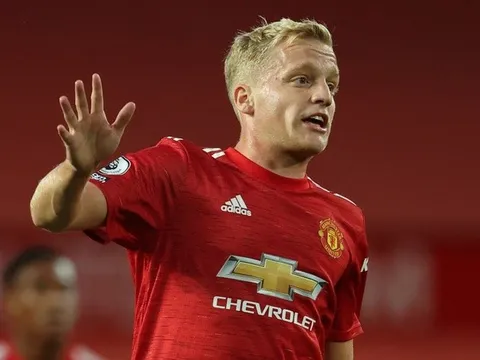 Sau tất cả, Solskjaer tiết lộ lý do Van de Beek dự bị