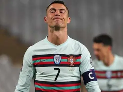Sau tất cả, trọng tài chính phá vỡ im lặng về scandal Ronaldo