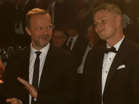 Sau trận hòa Sheffield, Man Utd tưng bừng mở tiệc