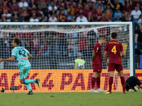 Mourinho nhận thẻ đỏ, Roma phơi áo tại Olimpico