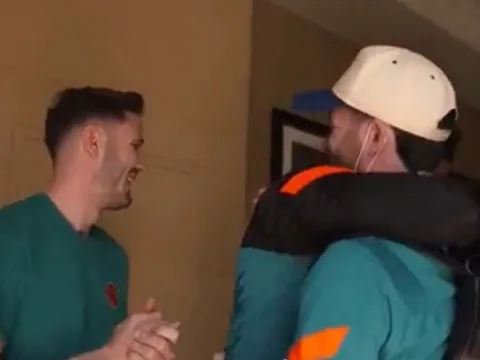 Saul Niguez chưng hửng, rụt rè chờ đến lượt bắt tay 1 sao Chelsea