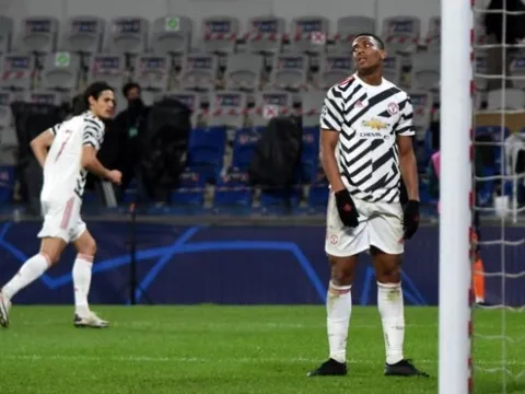 Scholes: "Cậu ấy chỉ đứng yên, không làm bất cứ điều gì cả"