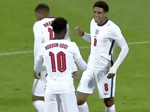 Tỏa sáng cuối trận, thần đồng bóng đá Anh lưu danh vào sử sách