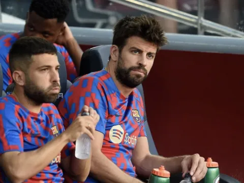Xavi ngăn chặn hành động của "cừu đen" trong phòng thay đồ