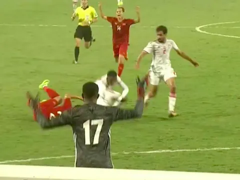 Cầu thủ UAE thất thần khi dính thẻ đỏ, Ngọc Hải có hành động không ngờ