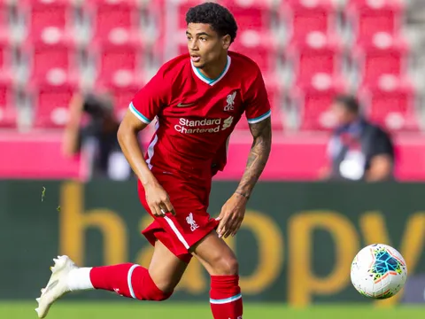 CHÍNH THỨC! "Bản sao Van Dijk" rời Anfield, HLV xác nhận Liverpool đón tân binh thứ 3